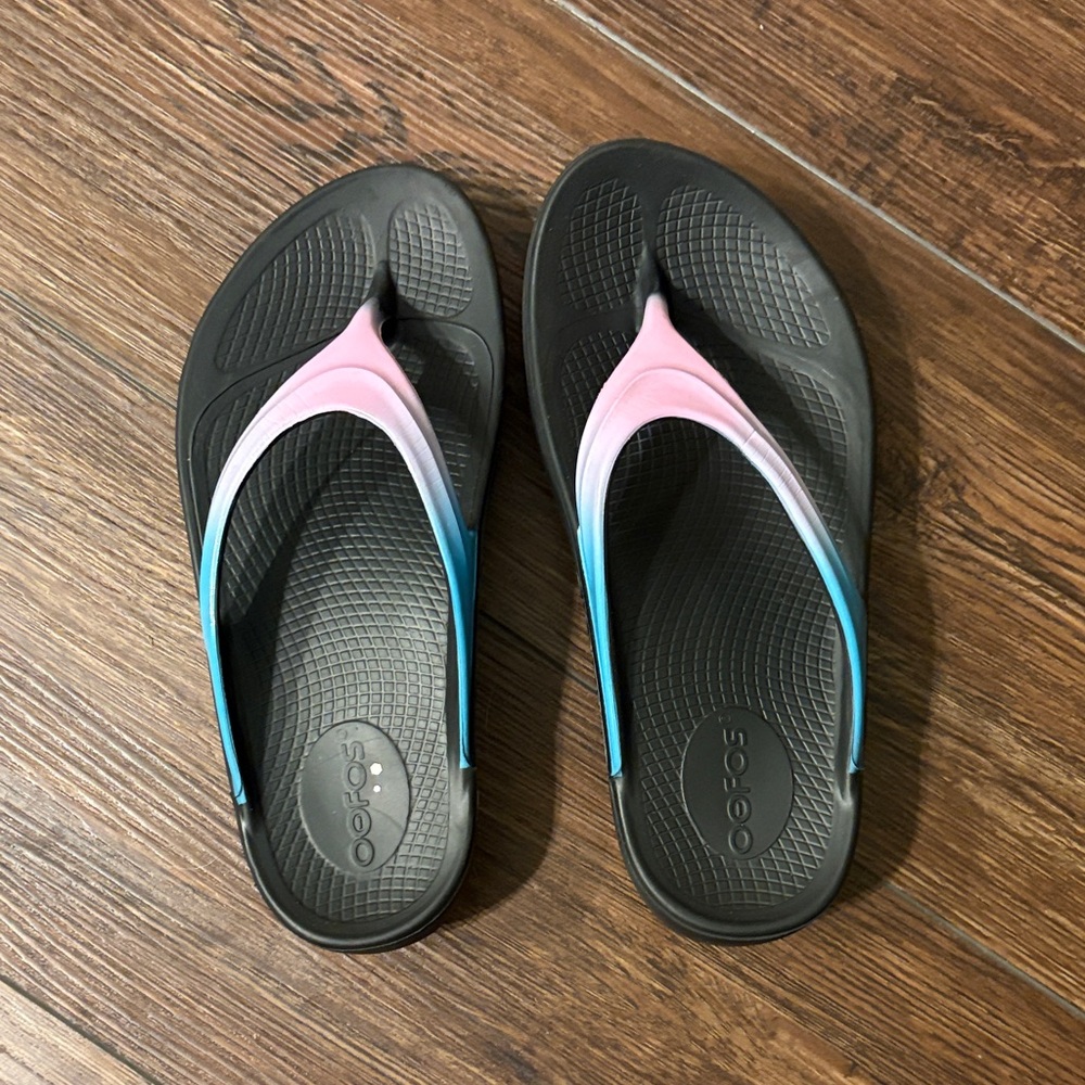 OOFOS Women's Black and Pink Sandals